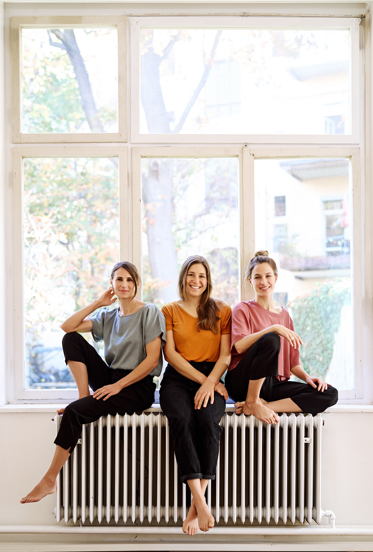 Das Team der Praxis am Ring am Fenster der Praxis
