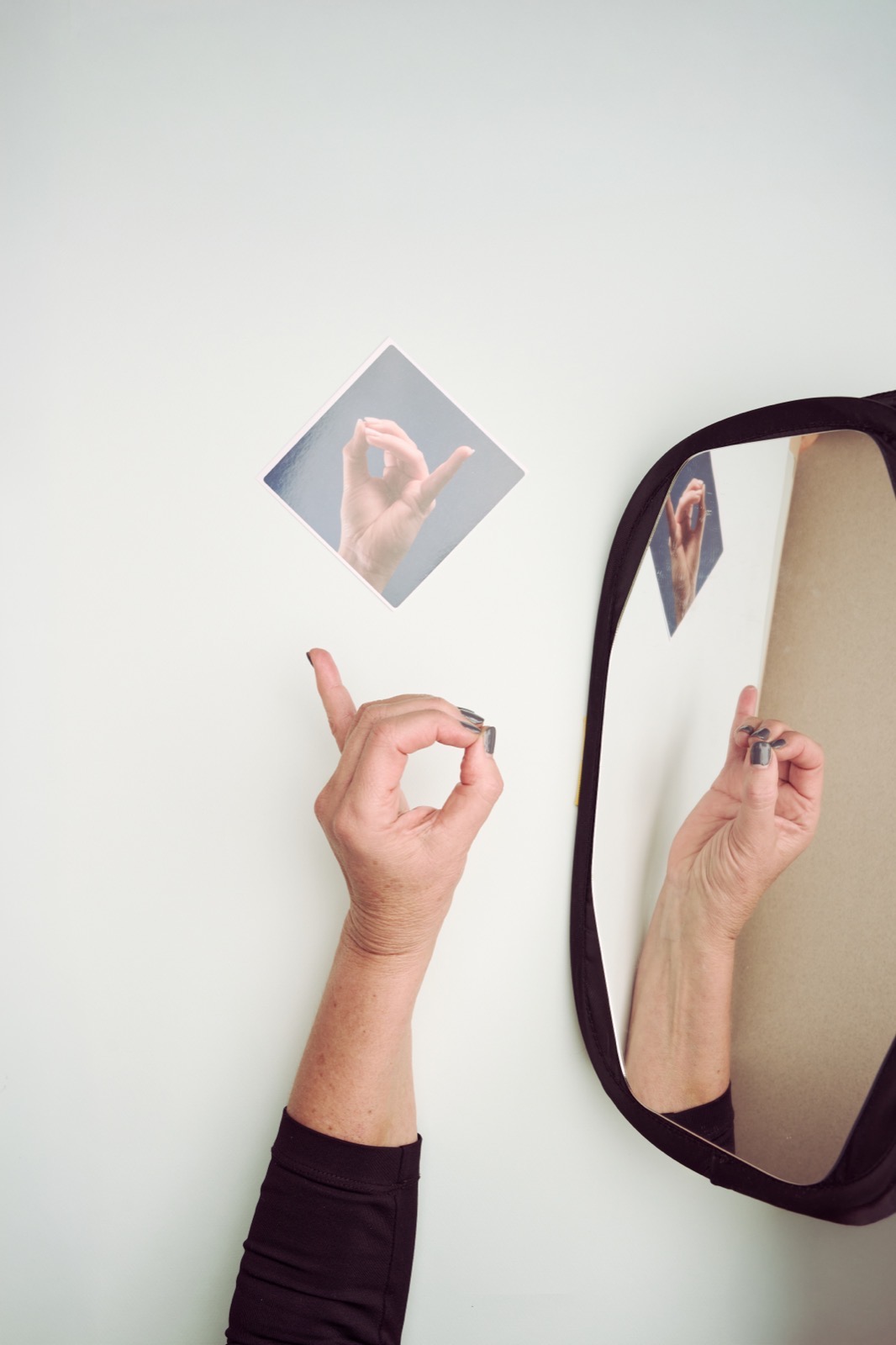 Übung mit Spiegel in der Handtherapie